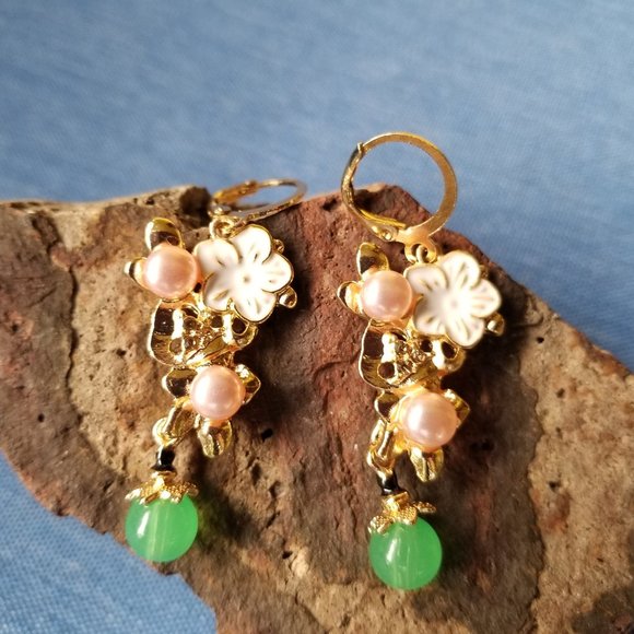 💐Flower & Baubles Beautiful Earrings - NWOT💐 - Picture 2 of 7